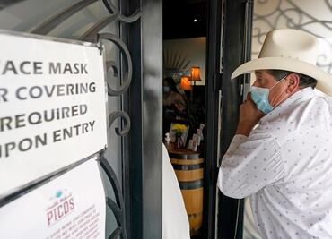 Restaurante de Texas cobrará recargo a clientes sin cubrebocas