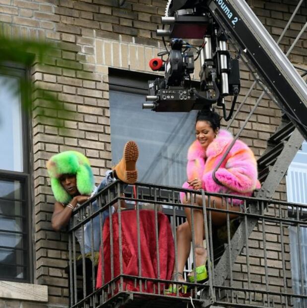 Captan a Rihanna grabando nuevo video musical en NY con crop top y minishort