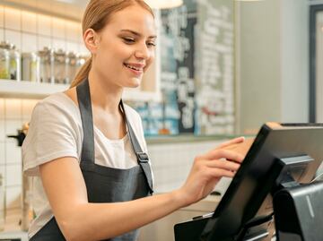 Buscan cajeros para trabajar en hotel de Disneyland con salario de 19.40 dólares por hora