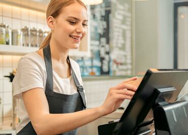 Buscan cajeros para trabajar en hotel de Disneyland con salario de 19.40 dólares por hora