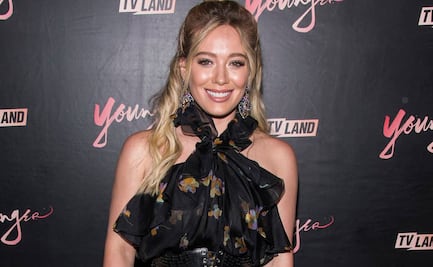Hilary Duff delinea su figura con traje de baño azul en sesión