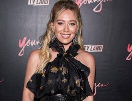Hilary Duff delinea su figura con traje de baño azul en sesión