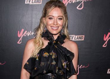 Hilary Duff delinea su figura con traje de baño azul en sesión