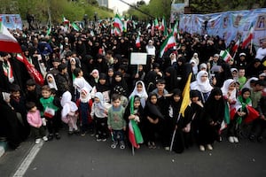 “Escudos humanos” en Irán: protestas masivas en infraestructuras clave tras amenazas de Trump. VIDEO