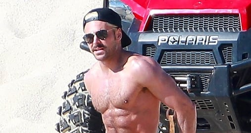 Zac Efron presume abdomen marcado en playa de México