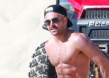 Zac Efron presume abdomen marcado en playa de México