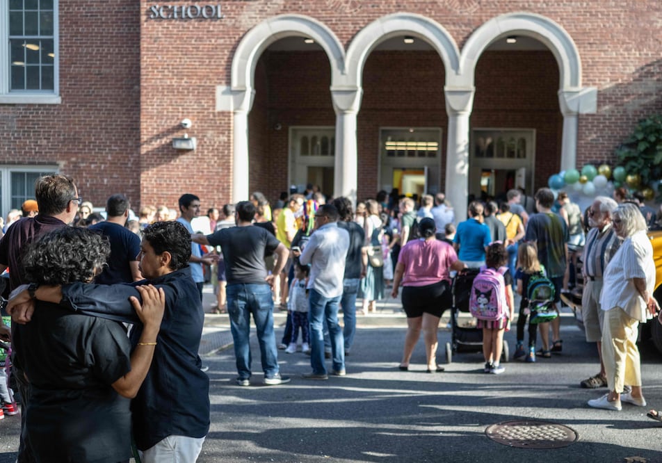 Inicio de clases en Washington: comunidades acompañan a niños ante temor a redadas. Foto: ANDREW CABALLERO-REYNOLDS / AFP