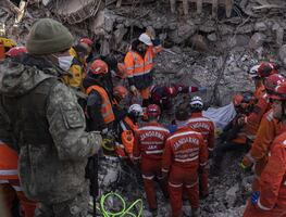Suman más de 33 mil muertos por terremotos; ONU lamenta demoras en ayuda en Siria