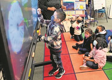 Maestra pega con cinta un cubrebocas en rostro de estudiante en Pensilvania