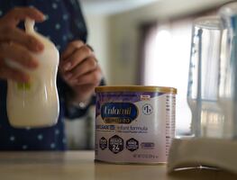 Desabasto de leche para bebés en Estados Unidos podría durar meses