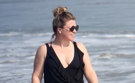 Kelly Clarkson presume curvas con traje de baño en la playa 
