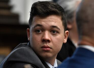 Absuelven a Kyle Rittenhouse, acusado de matar a 2 personas en Wisconsin