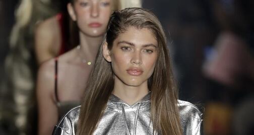 Ella es Valentina Sampaio, la primera modelo transgénero de Victoria’s Secret