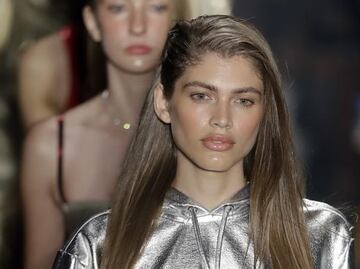 Ella es Valentina Sampaio, la primera modelo transgénero de Victoria’s Secret