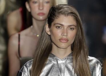 Ella es Valentina Sampaio, la primera modelo transgénero de Victoria’s Secret