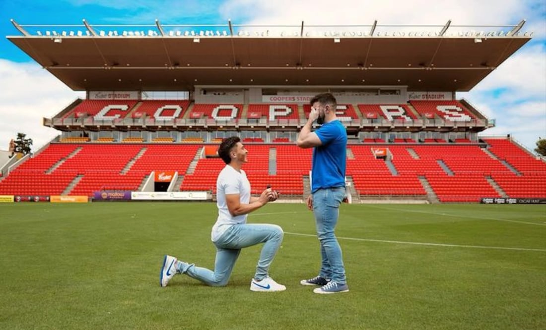 El jugador australiano de fútbol Josh Cavallo le pide matrimonio a su novio en plena cancha: ¿Le dijo que sí? Foto: EFE/ Instagram/joshua Cavallo