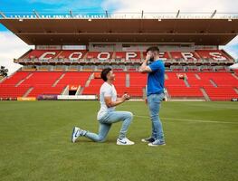 El futbolista Josh Cavallo le pide matrimonio a su novio en plena cancha: ¿Le dijo que sí?