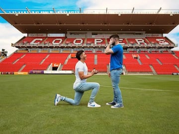 El futbolista Josh Cavallo le pide matrimonio a su novio en plena cancha: ¿Le dijo que sí?