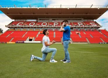 El futbolista Josh Cavallo le pide matrimonio a su novio en plena cancha: ¿Le dijo que sí?