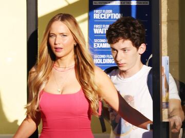 Jennifer Lawrence cautiva con diminuto vestido rosa al estilo Barbie