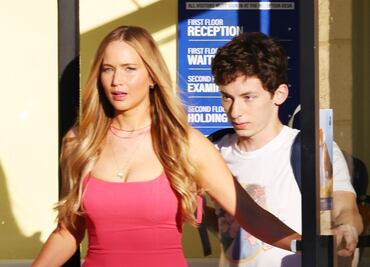 Jennifer Lawrence cautiva con diminuto vestido rosa al estilo Barbie