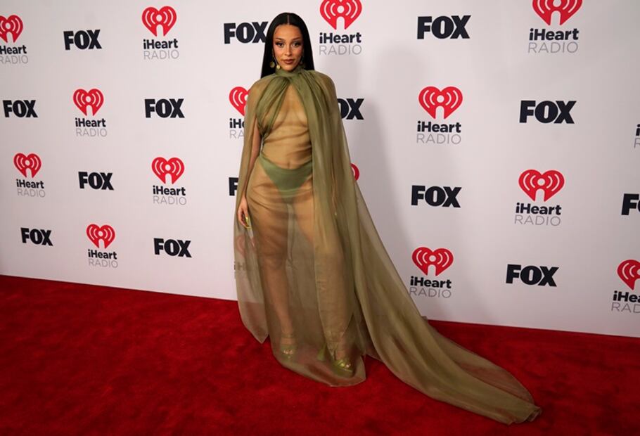 Doja Cat impacta en alfombra roja con revelador vestido transparente 