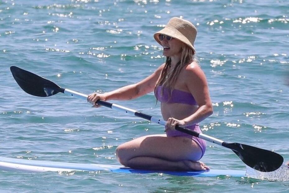 Hilary Duff presume 'bikini body' en medio del mar de Malibú y deslumbra 
