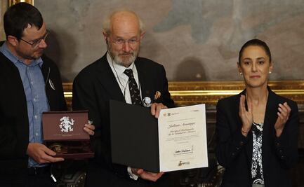 Sheinbaum entrega llaves de la ciudad a familiares de Julian Assange