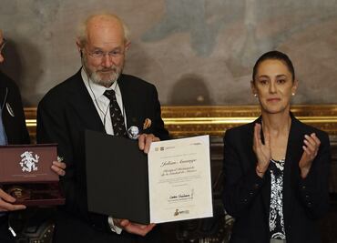 Sheinbaum entrega llaves de la ciudad a familiares de Julian Assange