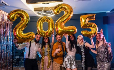 Año Nuevo 2025. ¿Meterse bajo la mesa o lanzar lentejas al aire? 10 rituales para atraer amor, dinero y suerte