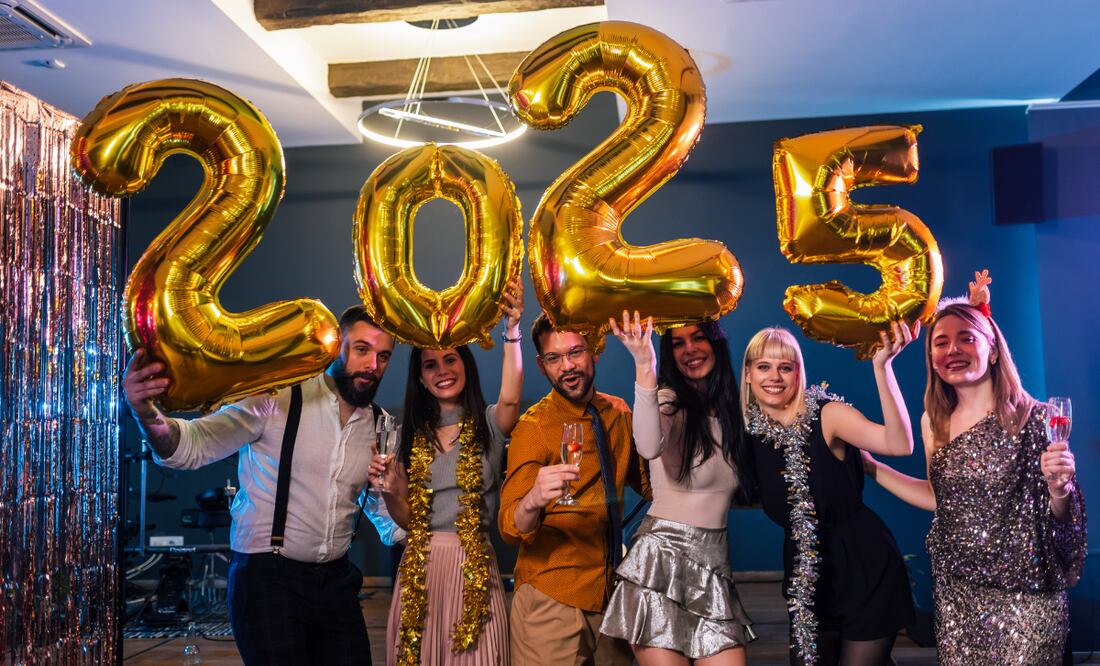 Año Nuevo 2025. 10 rituales para el amor, el dinero y la suerte. ¿Esconderte bajo la mesa o lanzar lentejas al aire? IStock/Jovanmandic