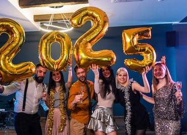 Año Nuevo 2025. ¿Meterse bajo la mesa o lanzar lentejas al aire? 10 rituales para atraer amor, dinero y suerte