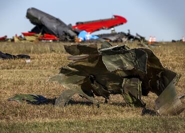 Identifican a las 6 víctimas del choque de aviones en show aéreo de Dallas