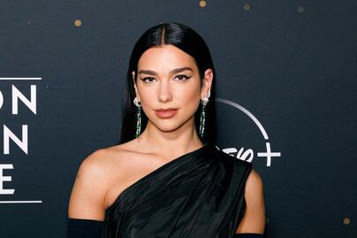 Dua Lipa enamora las redes con sesión en pequeños looks Versace