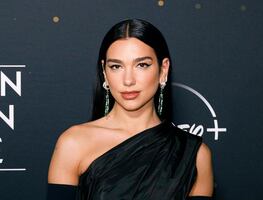 Dua Lipa enamora las redes con sesión en pequeños looks Versace