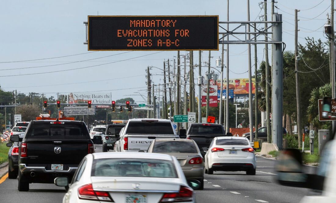 Huracán Milton desata caos en gasolineras y refugios abarrotados mientras Tampa se prepara para el impacto. (AP Photo/Mike Carlson)