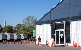 Tres grandes carpas en isla de Nueva York se preparan para acoger inmigrantes