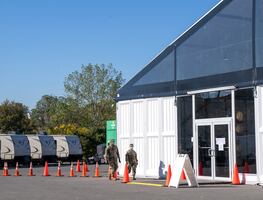 Tres grandes carpas en isla de Nueva York se preparan para acoger inmigrantes