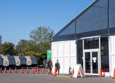 Tres grandes carpas en isla de Nueva York se preparan para acoger inmigrantes