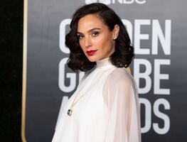 Gal Gadot conquista los Globos de Oro con minivestido y transparencias