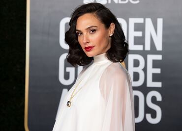Gal Gadot conquista los Globos de Oro con minivestido y transparencias