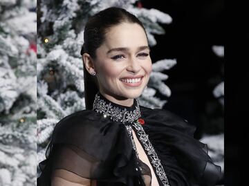 Emilia Clarke deslumbra con vestido negro de escote al centro