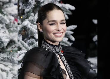 Emilia Clarke deslumbra con vestido negro de escote al centro