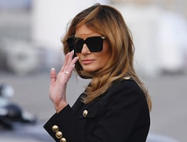 Melania Trump luce radiante con lujoso vestido rojo de 4 mil dólares en Nueva York