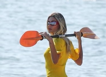 Hailey Bieber cautiva en Instagram con microbikini negro