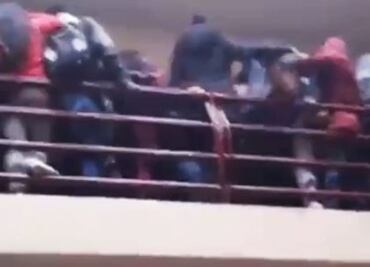 Video. Se rompe barandal y caen alumnos de un cuarto piso; hay 7 muertos