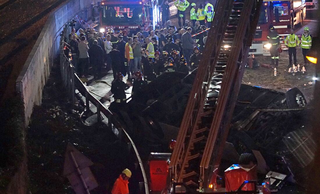 El accidente de un autobús que cayó el martes por la noche de un puente de Venecia dejó "al menos 20 muertos. EFE/EPA/ANDREA MEROLA