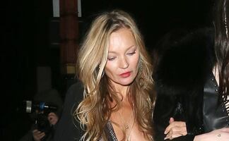 Kate Moss deja poco a la imaginación con vestido transparente y escote 'imposible'