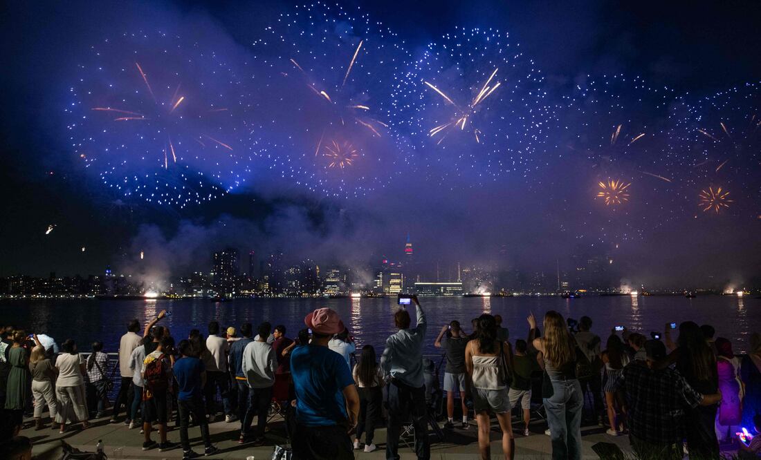 Fuegos artificiales del 4 de julio contaminaron Nueva York tanto como incendios de Canadá(Photo by Adam GRAY / AFP)