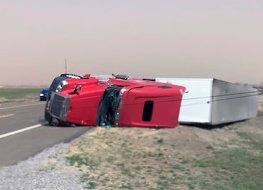 Tormenta aviva incendios y vuelca camiones en EU; meteorólogos temen un brote de tornados